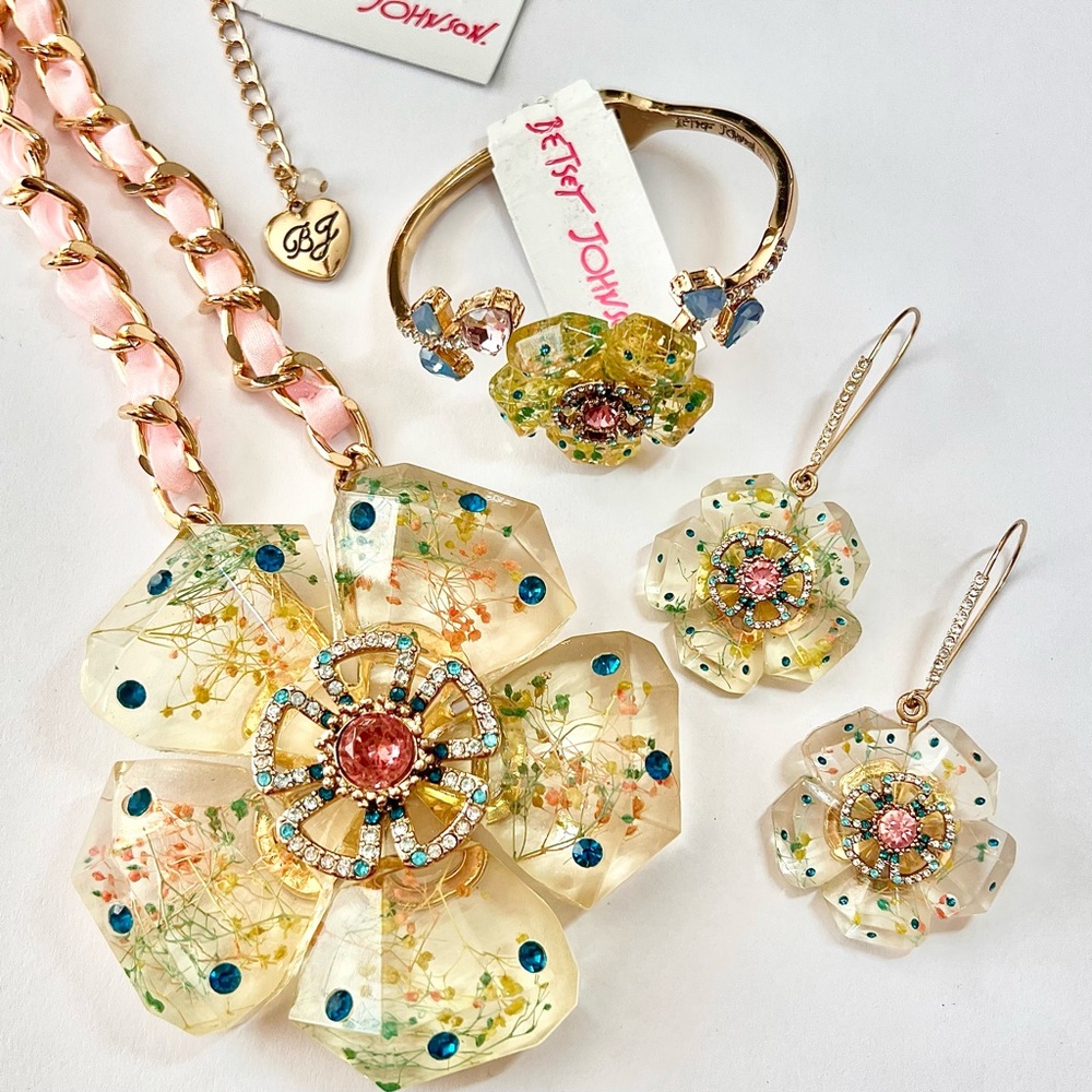 Betsey Johnson ‘Sweetness and Light’ Necklace/Bracelet/Earrings Set  NWT/HTF!